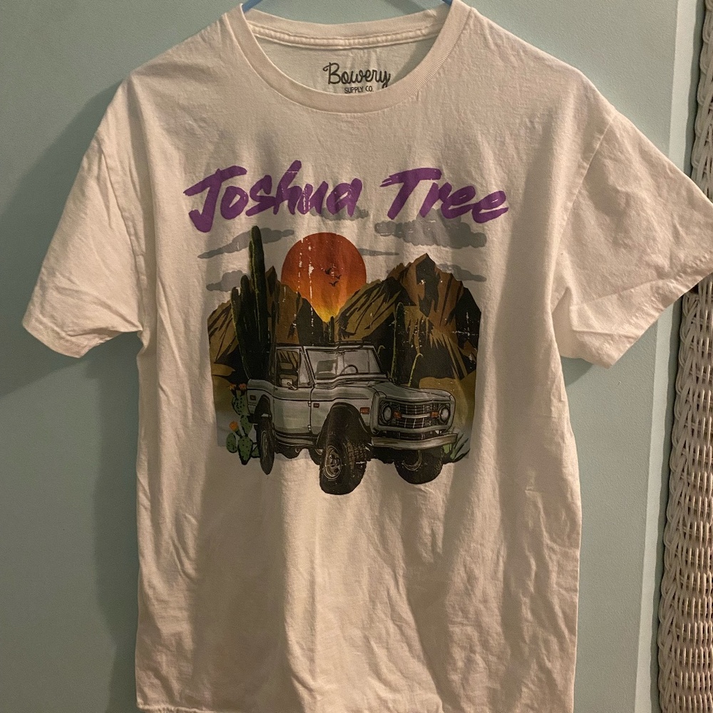 Joshua Tree Bronco White Graphic Tshirt Size M